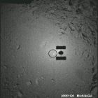 Hayabusa se pose sur l'astrode Itokawa le 26 novembre 2005.