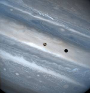 Io devant Jupiter (280 ko)
