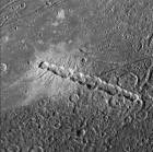 Une chaine de cratres d'impact sur Ganymde, cause par une comte clate, vue par Galileo (1997)