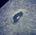 Pour rejoindre la Terre au plus vite aprs l'incident bien connu, la mission Apollo 13 a du faire un passage autour de la Lune. A cette occasion, quelques photographies en orbite lunaire ont t prises (avril 1970).