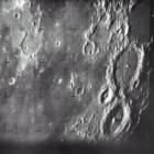 Premire image de la Lune par une sonde spatiale amricaine (Ranger 7, juillet 1964).
