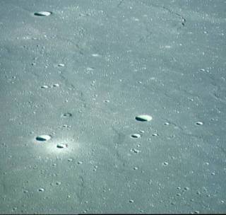 Surface lunaire et Lassell D (37 ko)