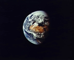 Une vue de la Terre par Apollo 10 (48 ko)