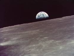 Une vue par Apollo 10 de la Terre s'levant au dessus de l'horizon lunaire (48 ko)