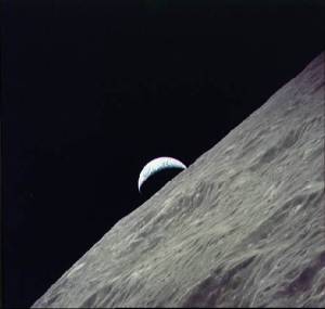 Croissant de Terre sur l'horizon lunaire (22 ko)