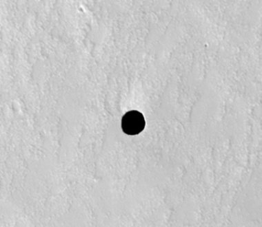 Un trou noir sur Mars, une image de Mars Reconnaissance Orbiter, en mars 2007 (79 ko)