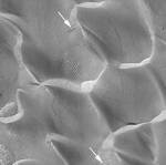 Des avalanches de sable rcentes sur les dunes du cratre de Rabe, une image mettant en vidence l'activit des dunes de Mars. (janvier 2000)