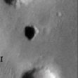 Des possibles entres de grottes observes par la sonde Mars Odyssey. (mars 2007)
