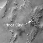 La 'ville Inca' : Une partie d'une structure circulaire. Vue par MGS. (aot 2002)