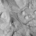 L'Histoire sdimentaire prserve au centre du cratre Gale, observe par MGS (dcembre 2000). Encore la suspicion de circulation d'eau en surface dans le pass de Mars.