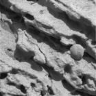 Vue rapproche des roches martiennes et vues des restes de l'atterrissage d'Opportunity (fvrier 2004)