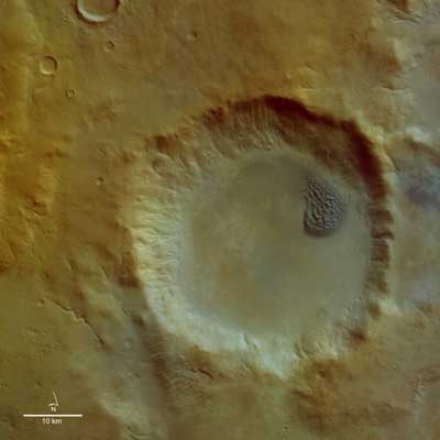 Cratre avec champs de dunes, vue verticale (80 ko)