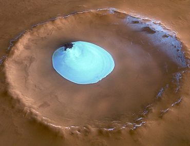 Image couleur du cratre avec une tendue de glace d'eau (61 ko)