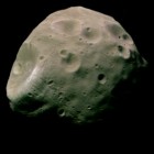 Phobos de prs et en couleurs par Mars Express (22 aot 2004)