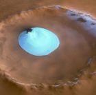 Image de la glace d'eau dans un cratre par Mars Express (28 juillet 2005)