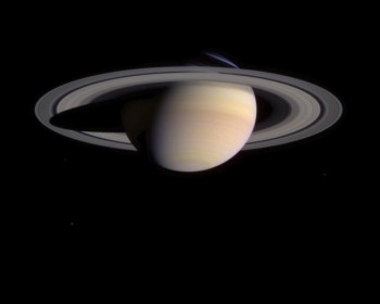 Saturne, son atmosphre et ses satellites (12 ko)