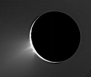 Panaches au-dessus du ple sud d'Encelade par Cassini (99 ko)