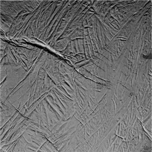 Une vue sur la surface d'Encelade (70 ko)