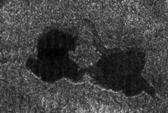 Deux lacs de Titan se rejoignant, par Cassini (52 ko)
