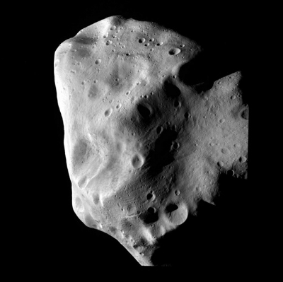 L'astrode Luttia observ par la sonde Rosetta lors de son passage au plus proche en juillet 2010 (61 ko)