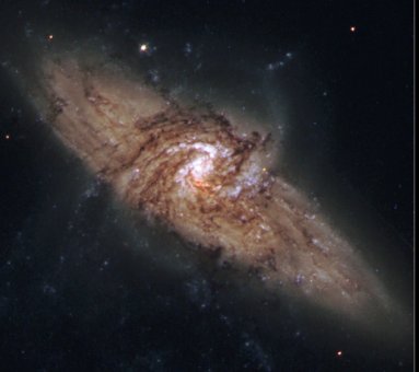 Deux galaxies l'une devant l'autre (48 ko)