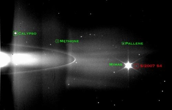 Une image du film de la dcouverte de Anthe sur sa trajectoire (28 ko)