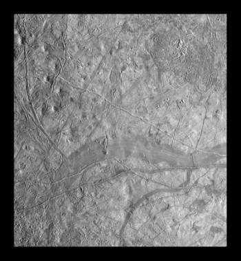 La surface glace d'Europe (251 ko)