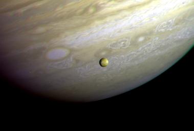 Io devant Jupiter (38 ko)