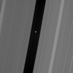 Pan dans les anneaux par Cassini, le 27 octobre 2006 (55 ko)