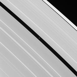 Pan dans les anneaux par Cassini, le 1er aot 2005 (153 ko)