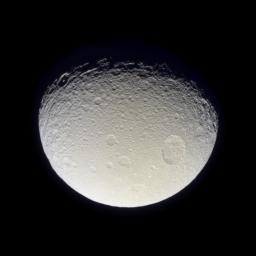 La surface battue de Tthys par Cassini, le 28 octobre 2004 (25 ko)