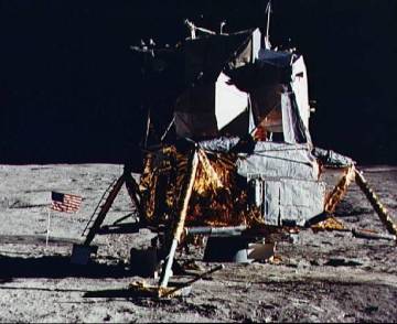Image du LM pos sur le sol lunaire (52 ko)