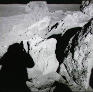 Photographie de gros rochers lunaires (41 ko)