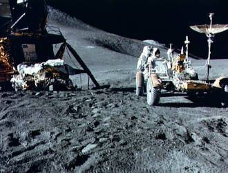 L'astronaute James Irwin travaillant sur le Lunar Roving Vehicle (66 ko)