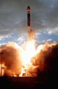 Image du dcollage de la mission Deep Space 1 (46 ko)