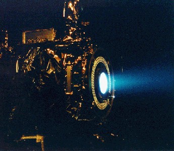 Le moteur ionique de Deep Space 1 en essais (82 ko)