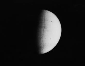 Une des premires images martiennes de Mariner 9 (64 ko)