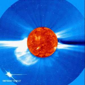 Une vue d'une CME par le sonde SOHO (40 ko)